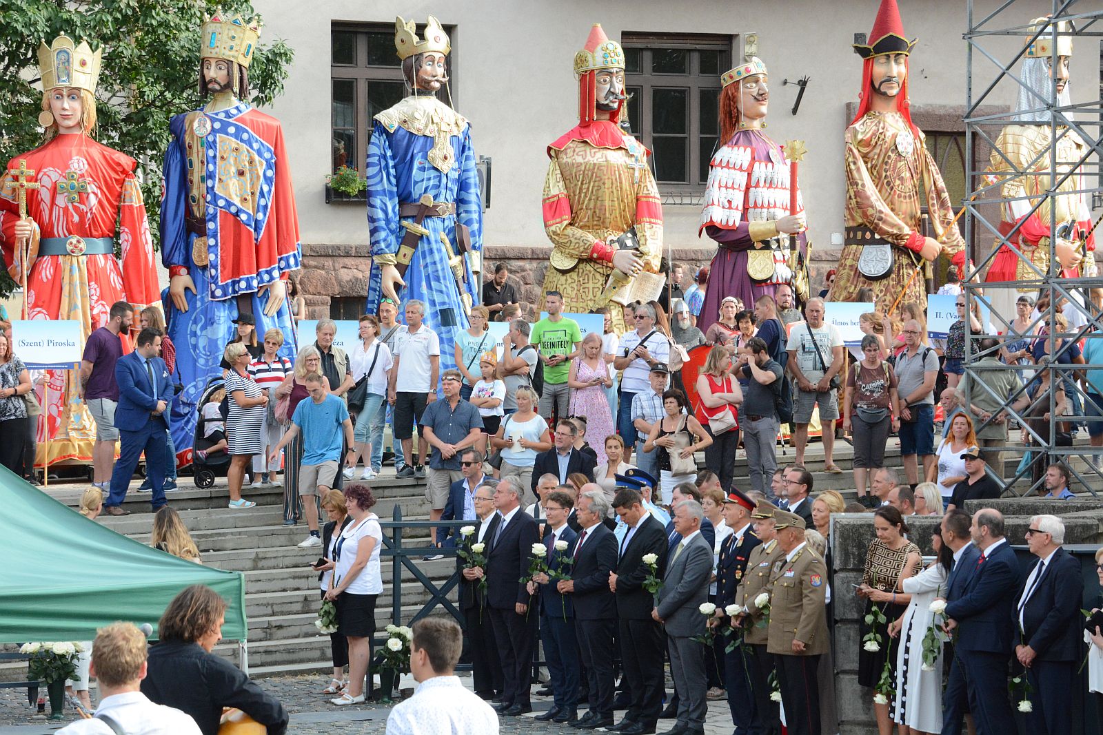 Tiszteletadás Szent István szarkofágjánál a Nemzeti Emlékhelyen